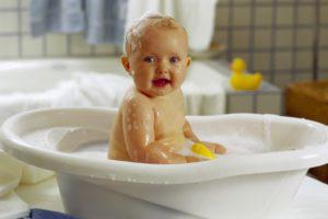 ребенок в ванне с уточкой