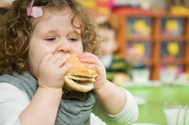 девочка кушает чизбургер