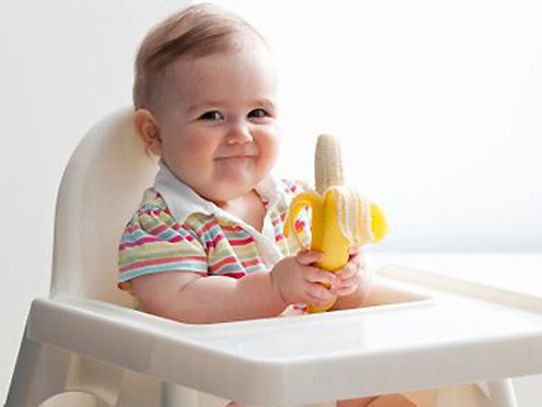 ребенок с бананом