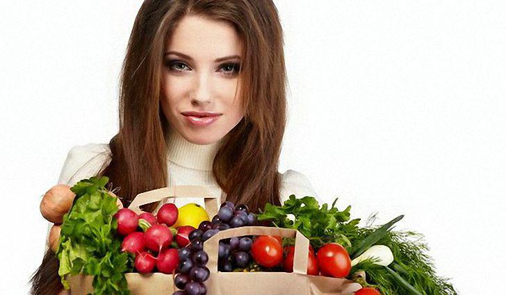 девушка с корзинкой овощей