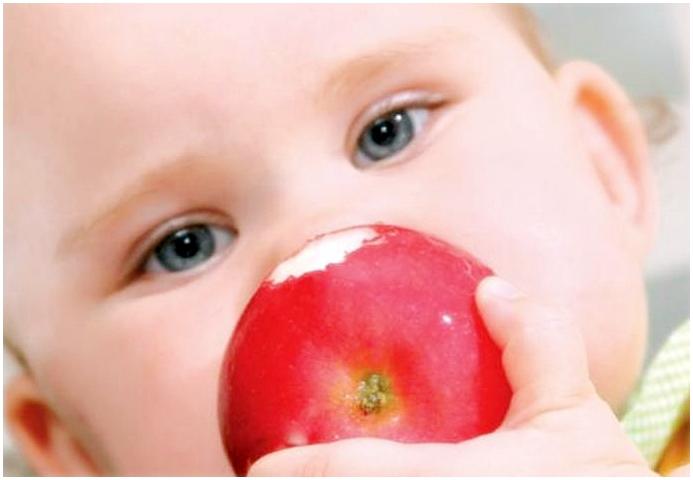 Ребенок с красным яблоком