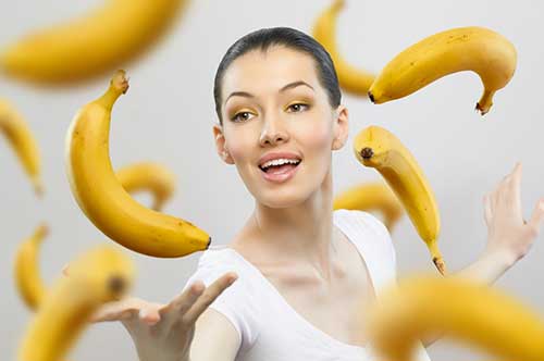 девушка подбрасывает бананы