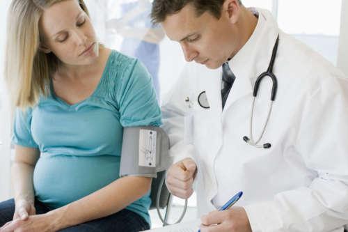 Консультация беременной женщины с врачом