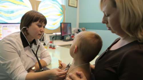 Женщина с ребёнком на приёме у врача