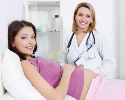 беременная девушка на приёме у врача