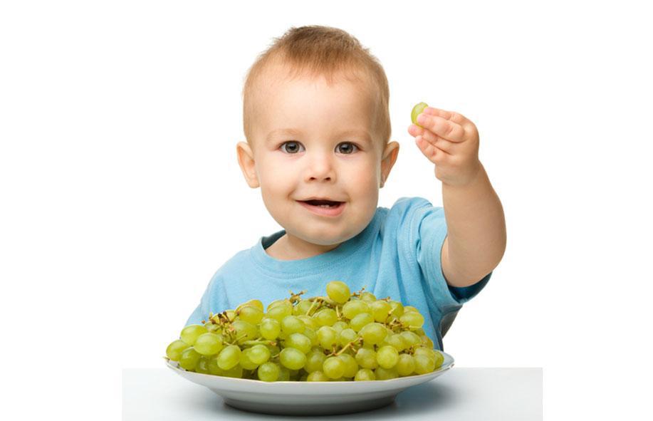 Ребенок ест виноград